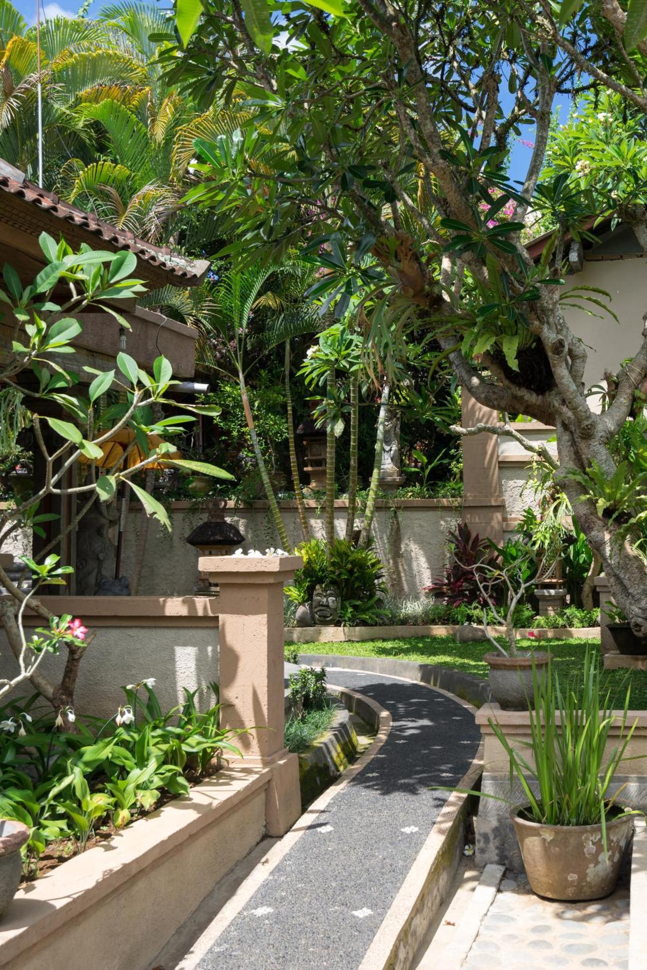 Nuaja Balinese Guest House Ubud Exterior foto